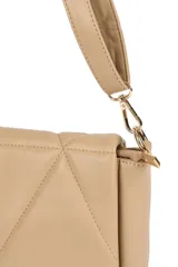 Bandolera color beige con correa ajustable y dos bolsillos internos.