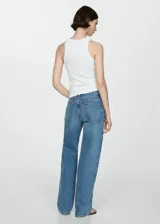 Musculosa negra de canalé con cuello redondo y corte ajustado.
