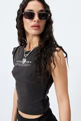 Remera negra con estampa frontal de la palabra 'Fearless' en color blanco. Corte ajustado y terminaciones con volados sutiles.