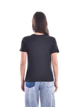 Remera básica negra de manga corta y cuello redondo.