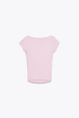 Camiseta rosa de rib con cuello barco y mangas cortas.
