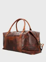 Bolso de viaje de cuero color marrón con compartimento principal con cierre de cremallera, bolsillo interior con cierre, bolsillo frontal de fácil acceso, correas ajustables y removibles, y forro interior 100% poliéster reciclado.