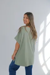 Blusa verde militar de lino, corte holgado, mangas cortas, cuello redondo y bolsillo en el pecho.