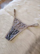 Microtanga de encaje bitono beige con tiras finas ajustables.