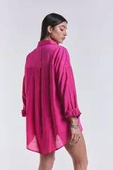 Camisa fucsia oversize con bordado de hojas en el frente.