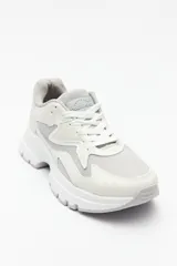 Zapatillas deportivas color gris claro con recortes en gamuza y textil transpirable, cordones a tono y plataforma de 5cm de alto.