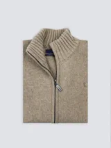 Campera de lana color beige con cierre frontal y cuello alto.