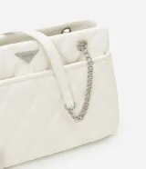 Bolso de hombro mediano color blanco con diseño acolchado en forma de rombos. Tiene asa de cadena plateada, cierre de cremallera y bolsillo frontal con botón a presión.