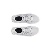 Championes urbanos Under Armour Street Mirage color gris claro, con capellada de malla y detalles en gamuza. Entresuela blanca y suela de goma color caramelo.