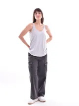 Musculosa blanca de breteles finos y escote redondo.