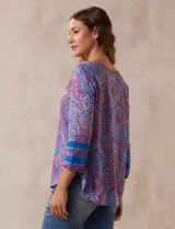 Blusa estampada de la marca Ruby Rd. Tiene cuello redondo, escote en V con aplique metálico y mangas ¾ con aplique de crochet.