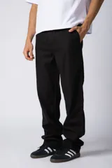 Pantalón de lino color beige, de corte recto y holgado, con cintura elastizada y cordón ajustable. Presenta bolsillos laterales amplios.