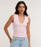 Blusa básica sin mangas, color rosado, con escote en V y textura acanalada. Confeccionada en algodón con elastano.