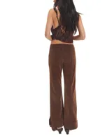 Pantalón de corte bootcut color marrón, confeccionado en material vegano con acabado similar al cuero, y costuras verticales que estilizan la figura.