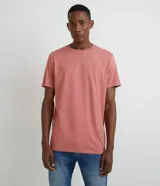 Remera de hombre color verde grisáceo, de manga corta y cuello redondo, confeccionada en algodón peruano.