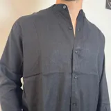 Camisa verde militar de manga larga con cuello mao y corte regular.