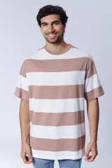 Remera de mangas cortas con cuello redondo y diseño a rayas horizontales color visón y blanco.