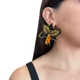 Aros colgantes con forma de orquídea, hechos a mano con mostacillas de colores turquesa, dorado, rosa, blanco y celeste.