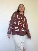 Sweater marrón de algodón tejido en punto jersey con bordados hechos a mano en hilos de colores y lurex. Diseño oversize.