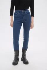 Pantalón de jean azul de tiro alto, corte recto y largo al tobillo.