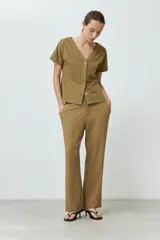 Remera verde oliva con escote en V, manga corta con dobladillo y cierre frontal con botones.