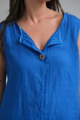 Musculosa azul francia de lino italiano con botón de madera en el escote y costura central.
