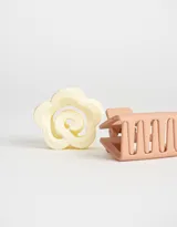 Set de dos broches para el pelo: uno con forma de flor color crema y otro cuadrado color durazno.