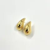 Aros de acero dorados en forma de gota con textura irregular.