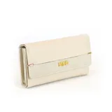 Billetera larga color beige con broche a presión. Interior tipo abanico con tres reparticiones, visor, tarjeteros, bolsillos internos y bolsillo con cierre.