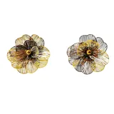 Aros colgantes con forma de flor metálica dorada.