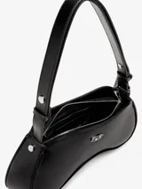 Bolso de hombro negro de cuero con forma sinuosa inspirada en los mandos de videojuegos. Tiene correa ajustable y cierre de cremallera.