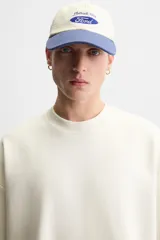 Sudadera negra de corte relaxed fit, confeccionada en tejido interlock de algodón con elasticidad. Tiene cuello redondo, manga corta y bajo acabado en rib.