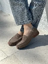 Mocasines de cuero color marrón con detalle de antifaz y suela de goma.