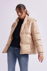 Campera de abrigo negra con capucha y cierre frontal, con un diseño acolchado.