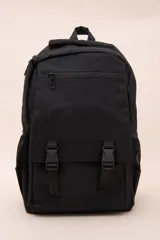 Mochila negra con bolsillo frontal con cierre de hebilla, bolsillo superior con cierre y bolsillos laterales de red.
