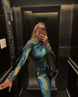 Vestido midi de lycra con estampado abstracto en tonos azul, verde y amarillo, de mangas largas y cuello redondo.