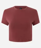 Blusa cropped de manga corta color verde militar, con cuello redondo y confeccionada en algodón certificado BCI.