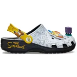 Zueco Crocs Classic con estampado de personajes de Los Simpsons en blanco y negro, correa trasera amarilla y siete dijes Jibbitz™ exclusivos.