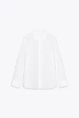 Camisa blanca de lino 100% con cuello solapa, manga larga terminada en puño y cierre frontal con botones.