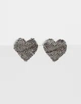 Par de aros colgantes cortos con forma de corazón, cubiertos de strass plateado y cierre a presión.