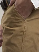 Pantalón de algodón color marrón, de corte recto y tiro medio.