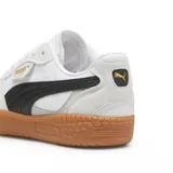 Championes Puma Palermo Lamoda, color blanco con detalles en rosa y suela de goma color caramelo.