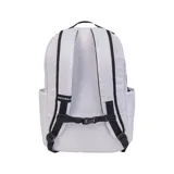 Mochila blanca de poliéster con logo de New Balance en negro. Tiene un bolsillo frontal con cordón ajustable, dos bolsillos laterales y un asa superior.
