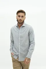 Camisa de manga larga para hombre, color blanco con rayas verticales finas en tonos grises y azules. Confeccionada en una mezcla de lino y algodón, de corte semi slim y logo bordado en el pecho.