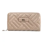 Billetera de poliéster color taupe con diseño acolchado. Tiene cierre perimetral, diez compartimentos internos y un bolsillo interno con cierre.