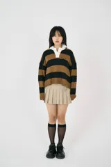 Sweater estilo rugby a rayas horizontales color marrón y negro, con cuello tipo polo blanco de botones, logo bordado en el frente y detalle intarsia 07 en la espalda.