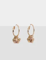 Par de aros dorados tipo argolla con cierre a presión, con dijes colgantes de abeja, corazón y cristal rosado.