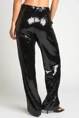 Pantalón de vestir de lentejuelas negras, de corte recto y tiro alto.