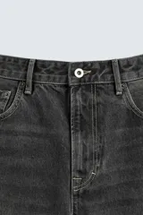 Pantalón de jean negro con efecto lavado, corte bootcut, tiro medio y cinco bolsillos.