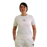 Remera blanca de manga corta con logo de la marca Diadora estampado en el pecho.